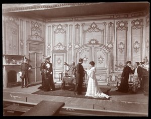 Scéna z amatérské inscenace hry s názvem Caste, New York (stříbrný želatinový tisk)